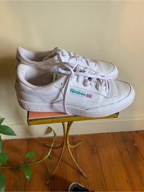 Reebok mens White Leather Low-Top Sneakers with Green Logo